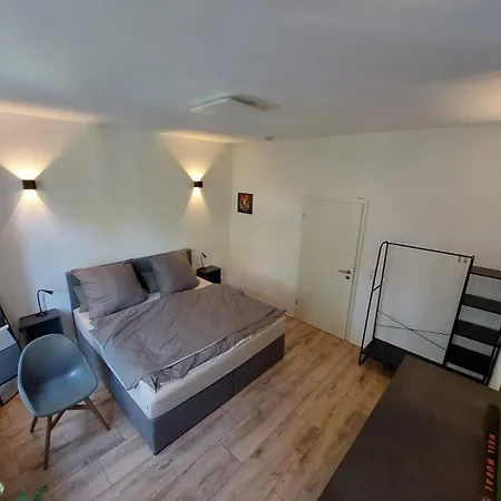 Residenz - Modern, Gross, Ruhig, Zentral, 2 Balkone, 4 Zimmer, Kueche, Bad Jena