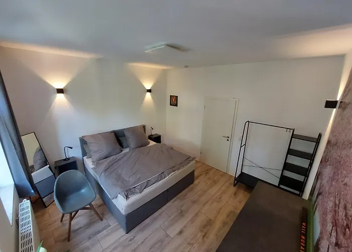 Residenz - Modern, Gross, Ruhig, Zentral, 2 Balkone, 4 Zimmer, Kueche, Bad Jena