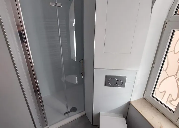 Residenz - Modern, Gross, Ruhig, Zentral, 2 Balkone, 4 Zimmer, Kueche, Bad Appartement *